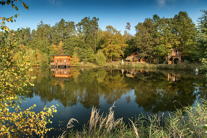 TREEHOUSE a rybářský srub 