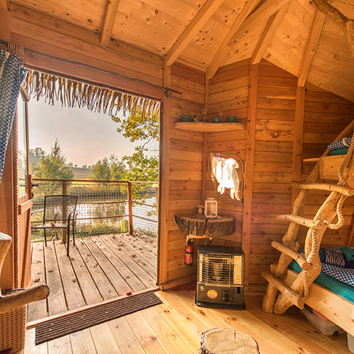 TREEHOUSE a rybářský srub 