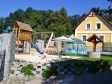 bazén, trampolína, pískoviště prolézačky, houpačky